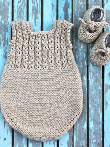 Conjunto Lirio de pelele y patucos beige