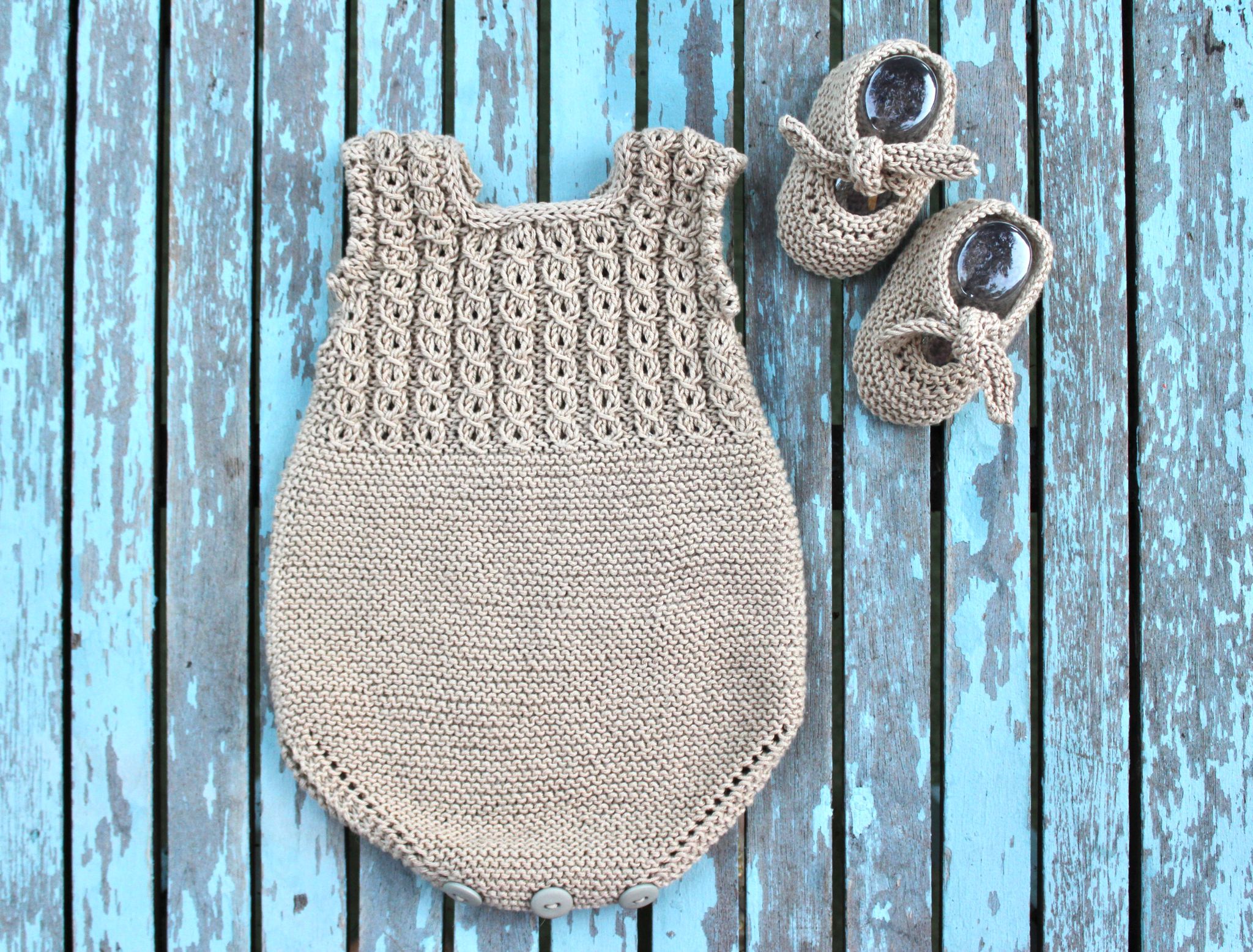 Conjunto Lirio de pelele y patucos beige