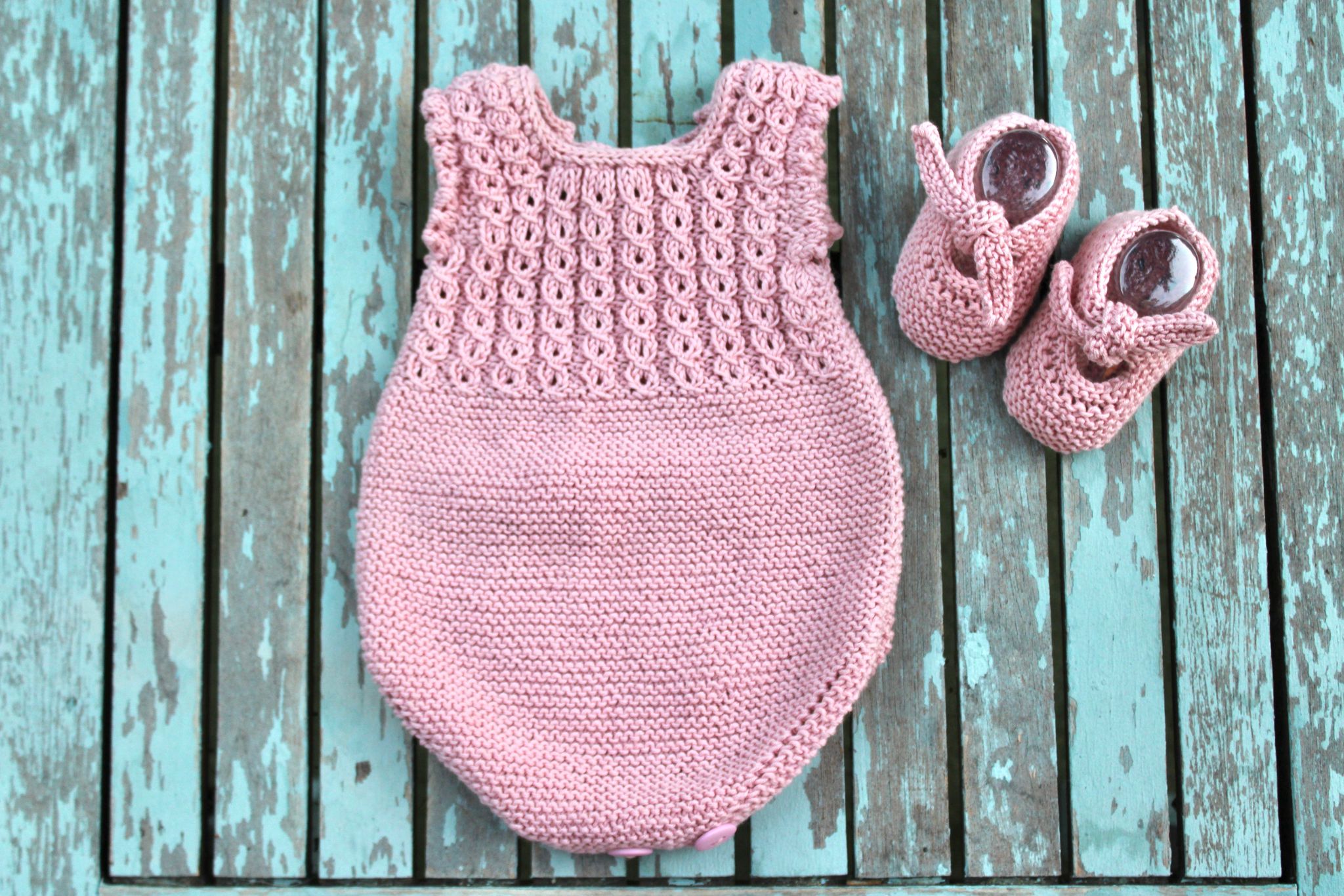 Conjunto Lirio de pelele y patucos rosa