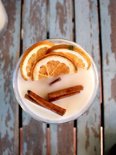 Vela de canela y naranja en vaso de cristal