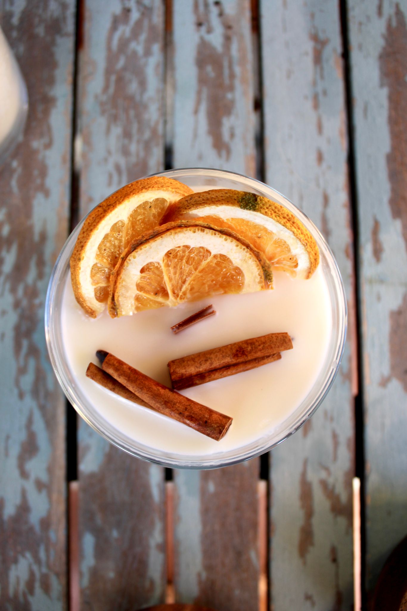 Vela de canela y naranja en vaso de cristal