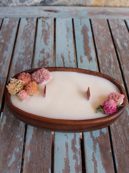 Vela de bizcocho en cuenco madera