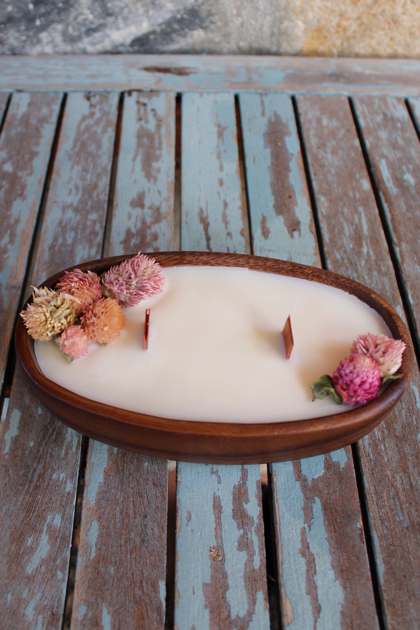 Vela de bizcocho en cuenco madera