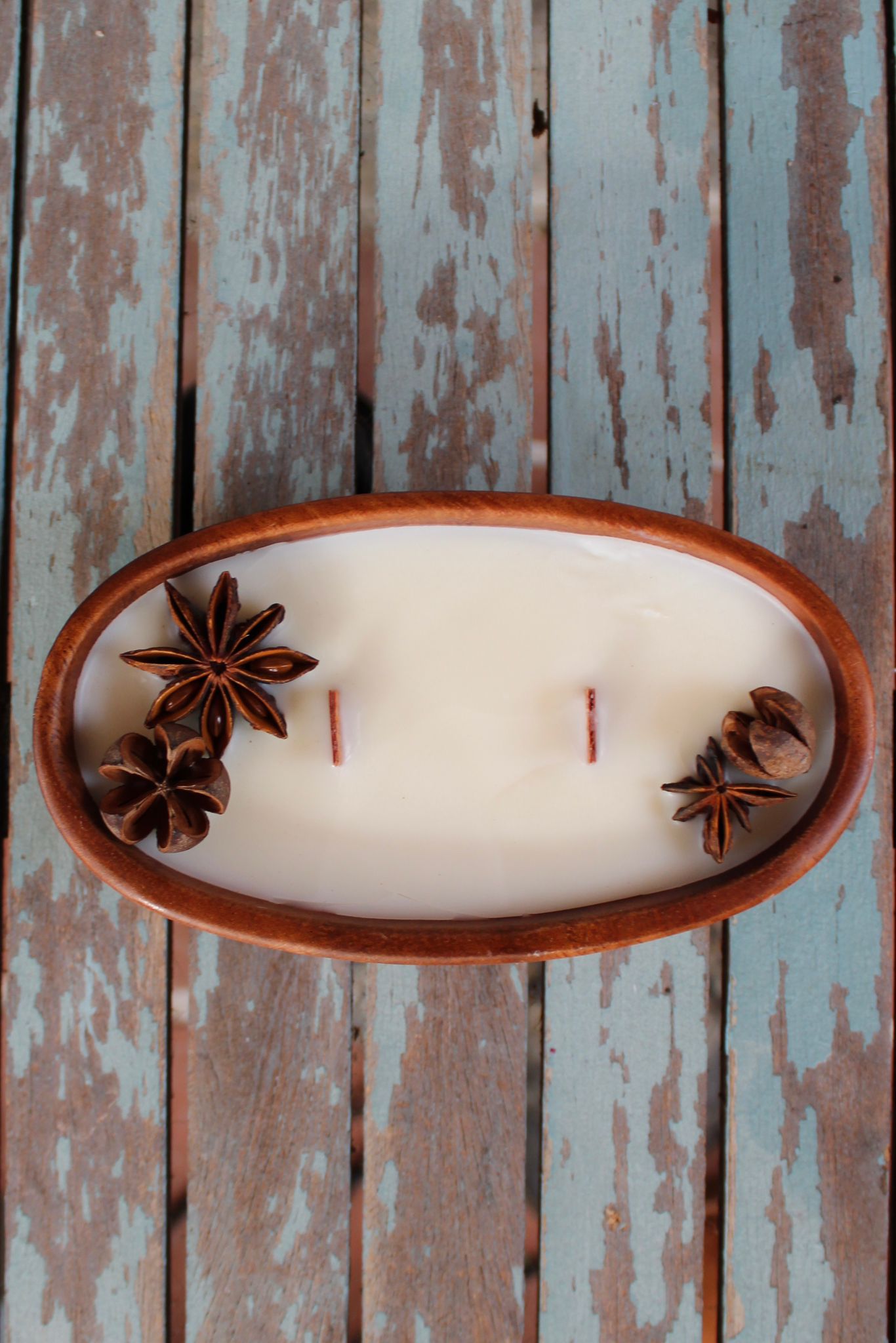 Vela de vainilla y caramelo en cuenco madera - Imagen 2