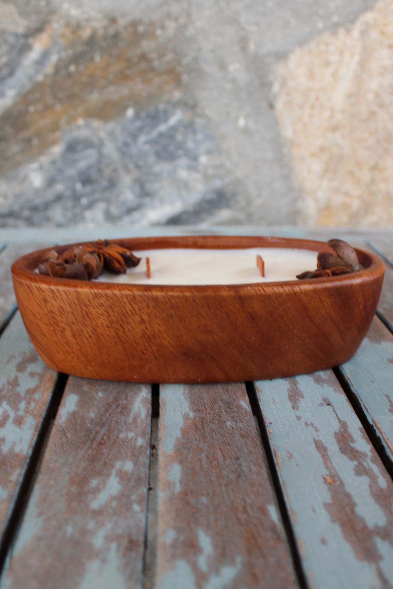 Vela de vainilla y caramelo en cuenco madera - Imagen 3