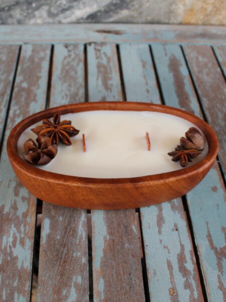Vela de vainilla y caramelo en cuenco madera