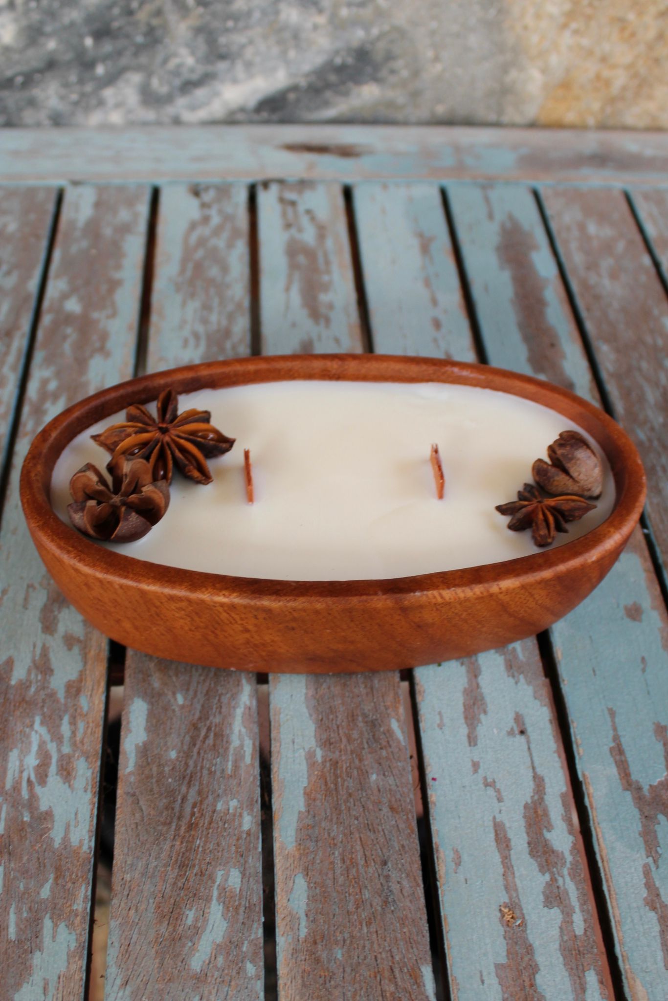 Vela de vainilla y caramelo en cuenco madera