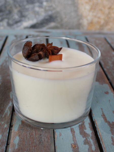 Vela de vainilla y caramelo en vaso de cristal
