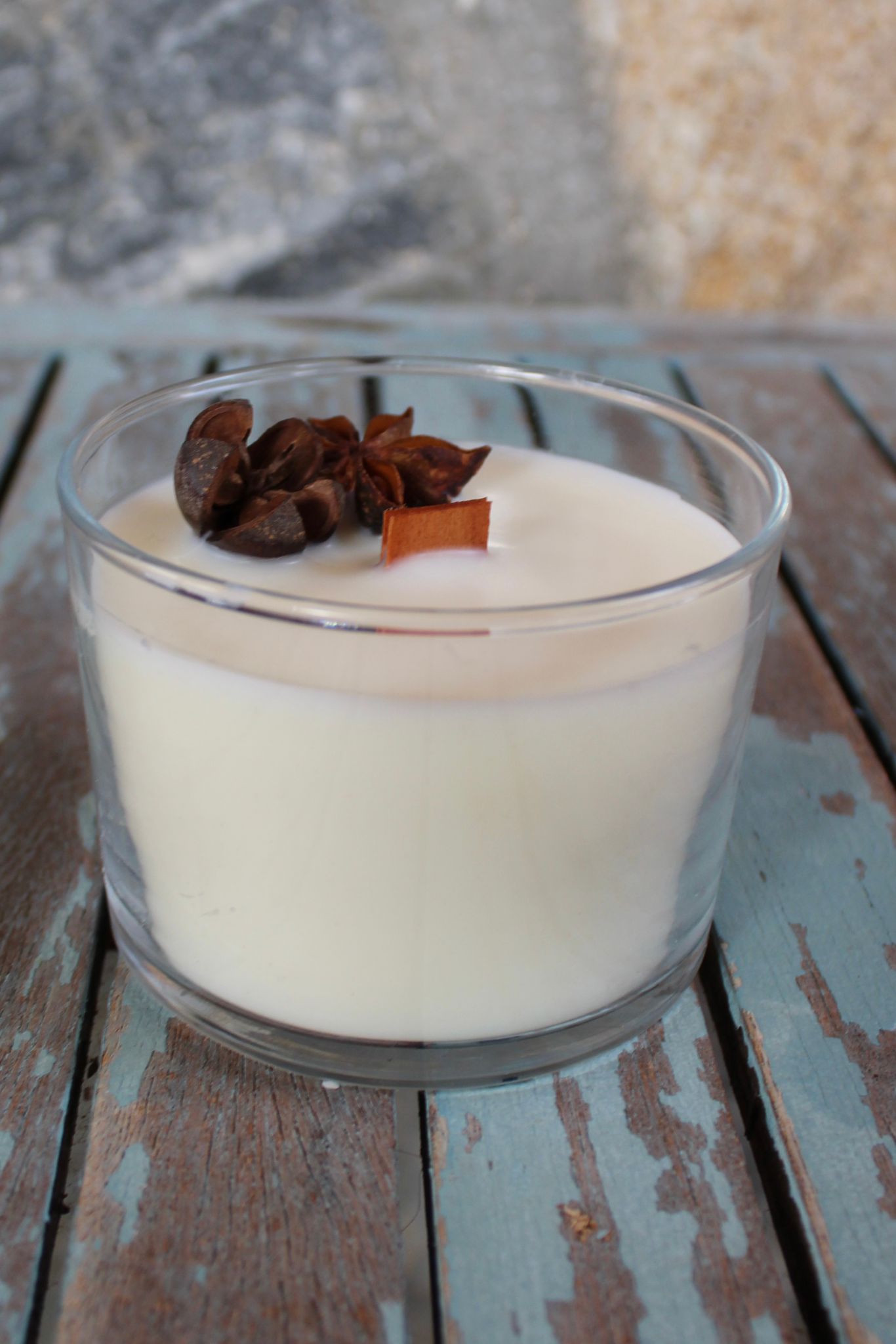 Vela de vainilla y caramelo en vaso de cristal